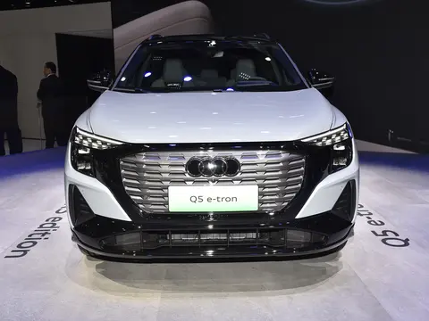 The exterior details are more sporty, and the racing version of the Audi Q5 e-tron RS package is unveiled at the Beijing Auto Show